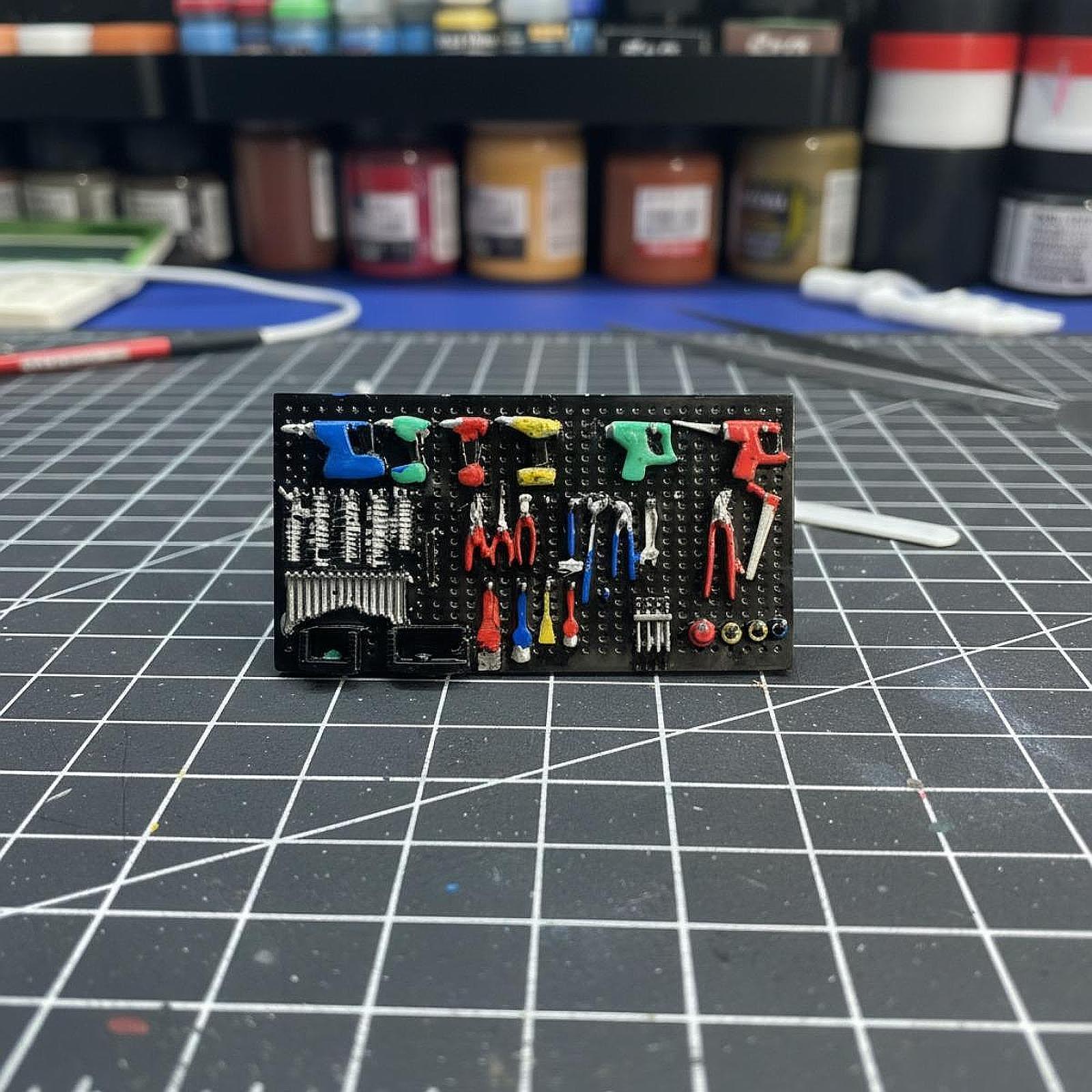 1:64 Electric Drill Pegboard M - Auto Repair Shop Layout recension och pris